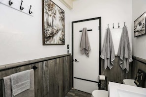 Shower, hair dryer, shampoo - Forest Retreat 3BR • Near UO, Autzen & River (Springfield)