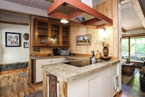 Coffee/tea maker, fridge, microwave, oven - Forest Retreat 3BR • Near UO, Autzen & River (Springfield)