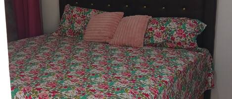 1 habitación, tabla de planchar con plancha, wifi y ropa de cama