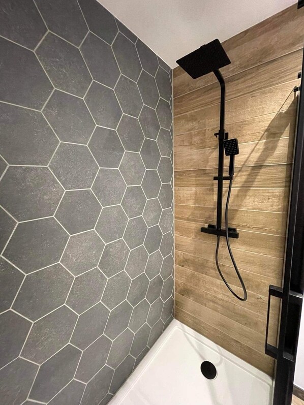 Shower, towels, soap, shampoo - Newly renovated to a high,stylish standard 1bedroom apartment in  city centre!!! (Aberdeen)