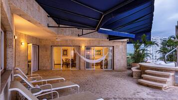 Tina de hidromasaje al aire libre