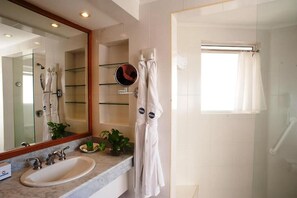 Shower, towels, soap, toilet paper - Hotel Irotama XXI (Santa Marta)