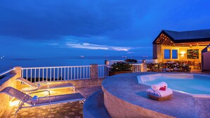 A pool area with lounge chairs and a hot tub, overlooking the sea. - Hotel Irotama XXI (Santa Marta)