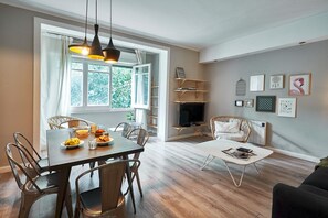 Dining - Londres 1-2 - Four Bedroom Apartment, Sleeps 6 (Barcelona)