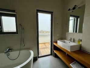 Bathroom - Penthouse with Ocean View In Popular Osu - 3 BR

 (Accra)
