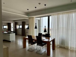 Dining - 3 BR Apartment With Ocean View In Popular Osu

 (Accra)
