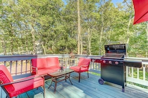Outdoor dining - Bliss Home Hot Tub,Sauna, Games Lake,Ski, Karaoke, Games (East Stroudsburg)