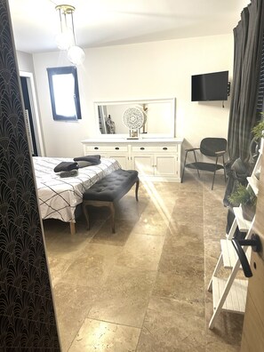 3 slaapkamers, een bureau, een strijkplank/strijkijzer, reisbedje