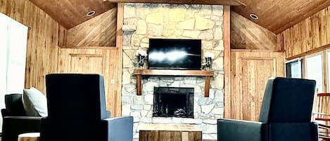 Smart TV, fireplace, ping pong, books
