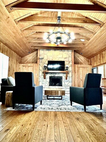 Large Modern Cabin w/balcony & large entertainment areas-hot tub and pool table!