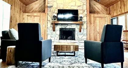 Large Modern Cabin w/balcony & large entertainment areas-hot tub and pool table!