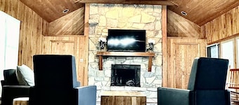 Large Modern Cabin w/balcony & large entertainment areas-hot tub and pool table!