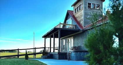 Large Modern Cabin w/balcony & large entertainment areas-hot tub and pool table!