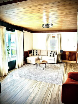 Smart-TV, peis, bordtennis og bøker