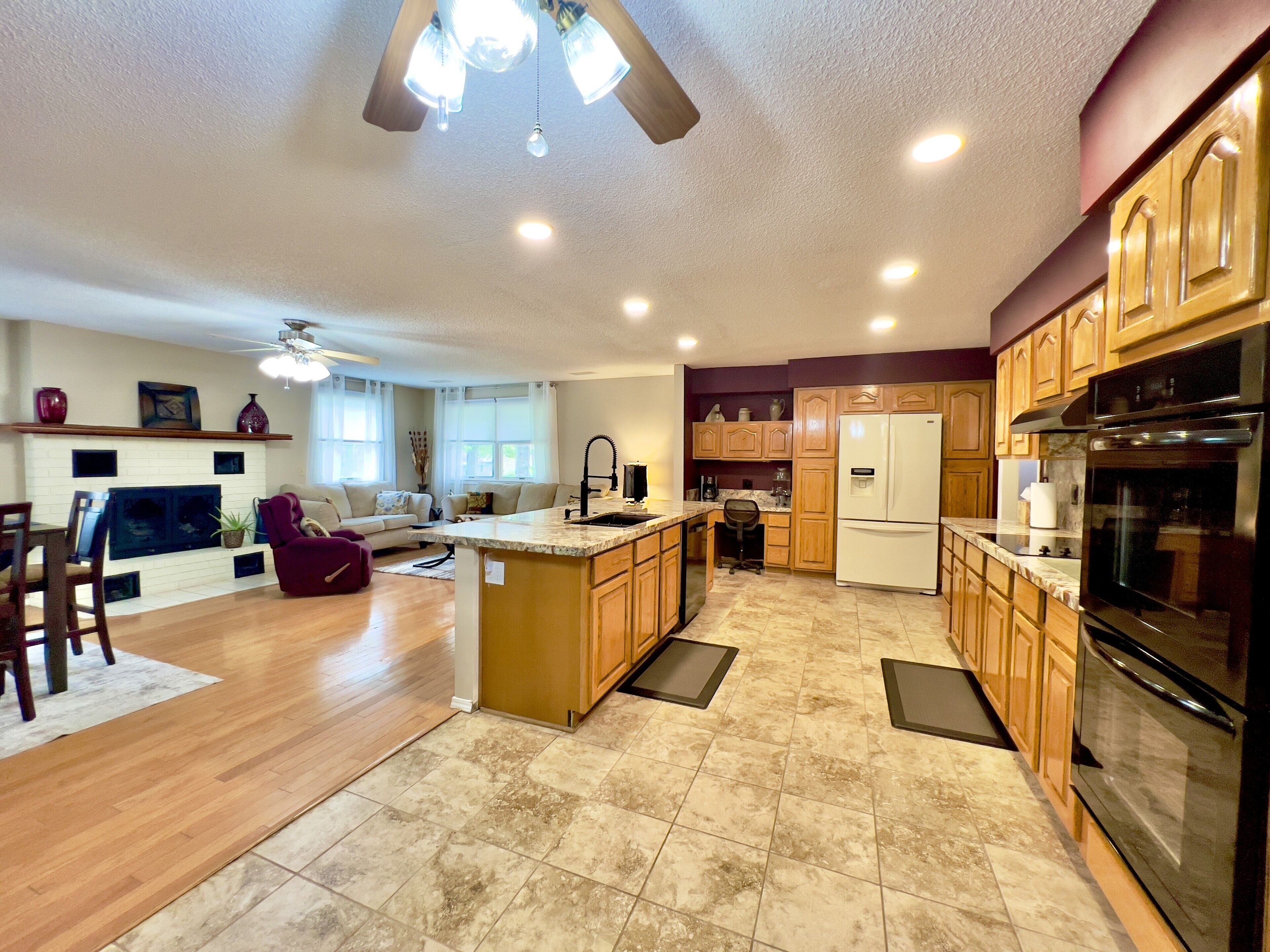 Jääkaappi, mikroaaltouuni, uuni, liesi