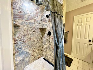 Shower, hair dryer, towels, soap - Spacious 3 bed, 2 bath home, 5 min to town square, close to Baxter Hospital (Mountain Home)