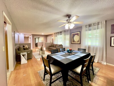 Spacious 3 bed, 2 bath home, 5 min to town square, close to Baxter Hospital