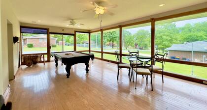 Spacious 3 bed, 2 bath home, 5 min to town square, close to Baxter Hospital