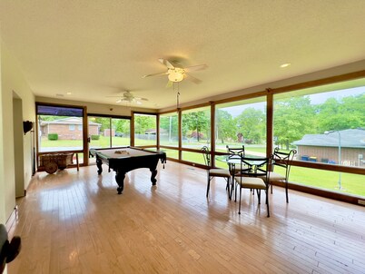 Spacious 3 bed, 2 bath home, 5 min to town square, close to Baxter Hospital