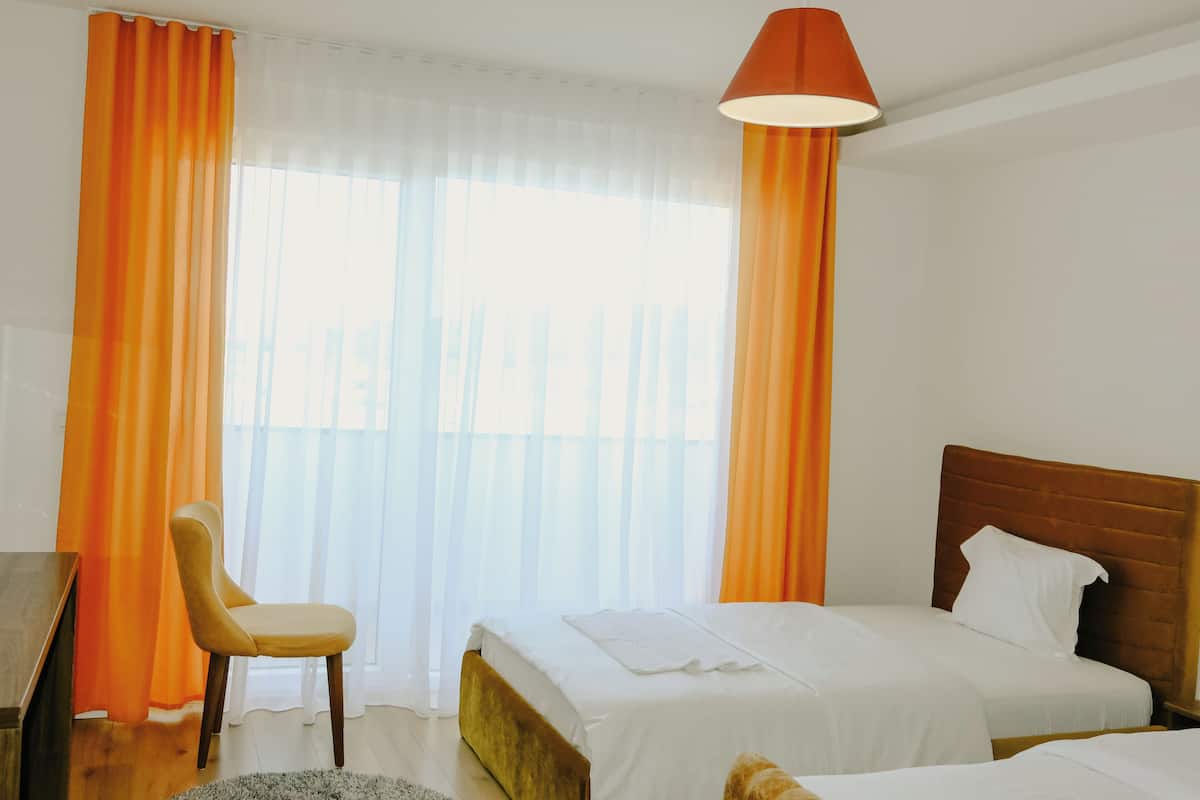 Escritorio, wifi gratis y ropa de cama