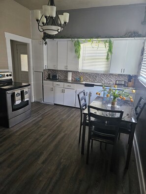 Fridge, microwave, oven, stovetop - Central! Minutes to Magnolia, Baylor University, Cameron Park  Zoo and more.  (Waco)