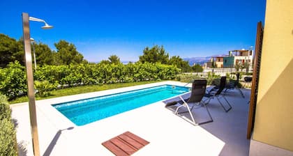 Romantic villa — 10 min from the beach!