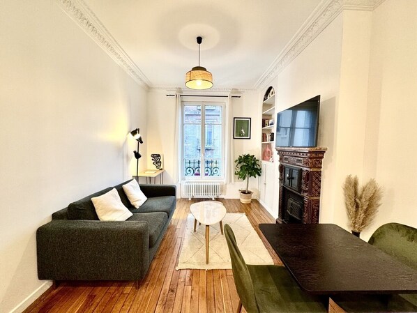 Living area - Charming Apartment, Perfect at Olympics! (Issy-les-Moulineaux)