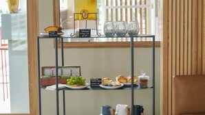Een moderne café met een bar, zitplaatsen en diverse gerechten en dranken.
