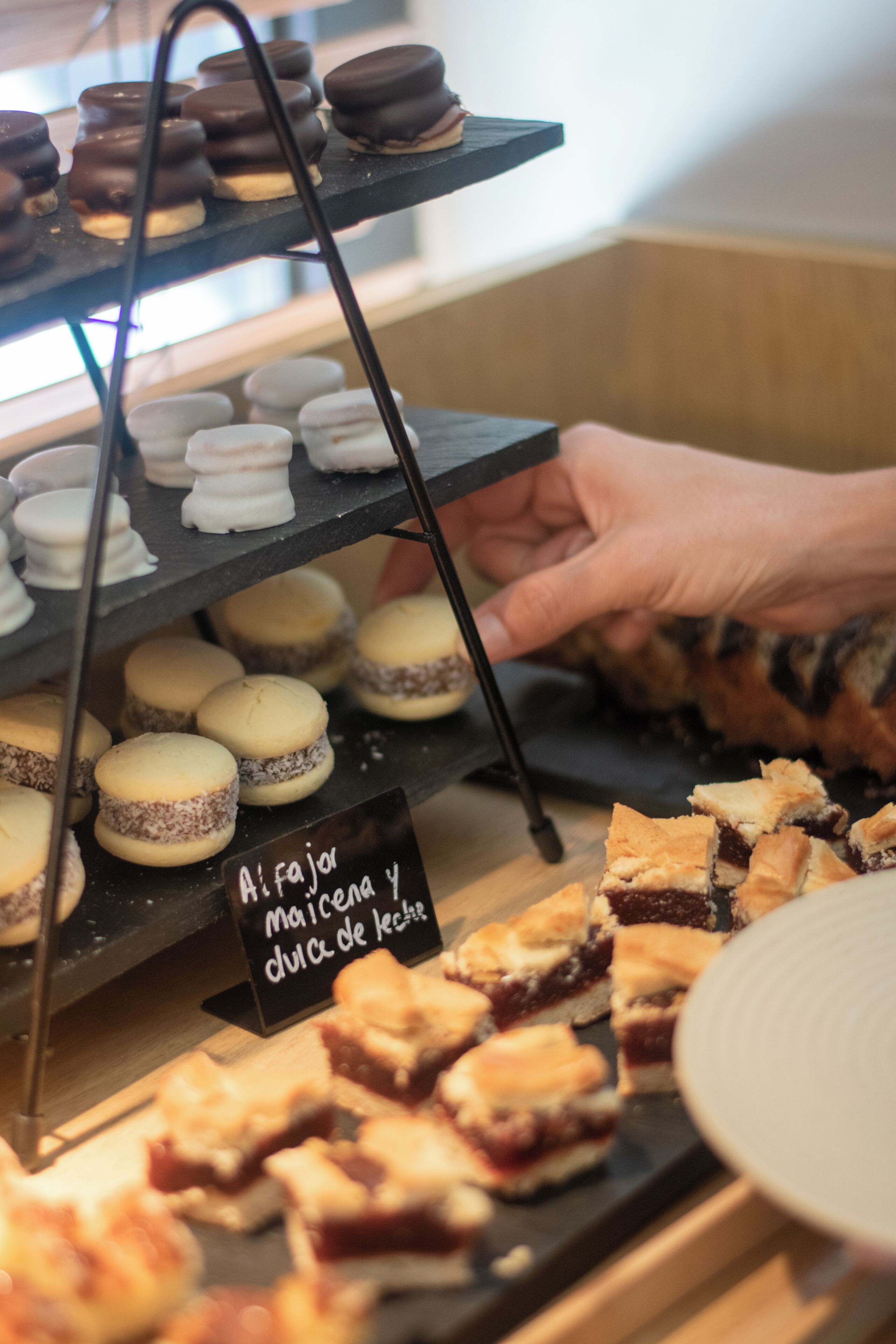 Una presentación de pasteles con un cartel que indica una combinación de sabores.