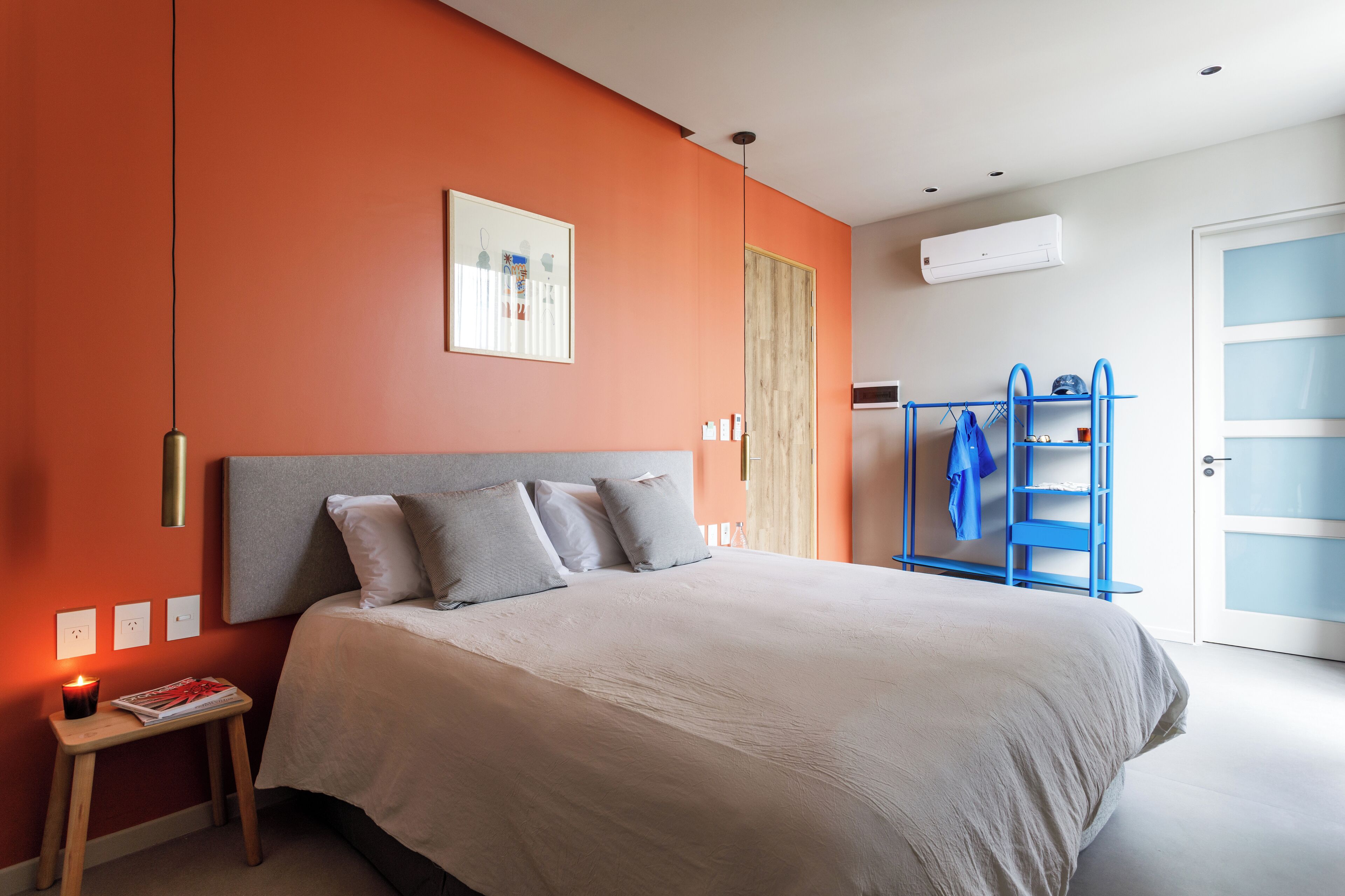 Un dormitorio con cama, mesita de noche y armario.