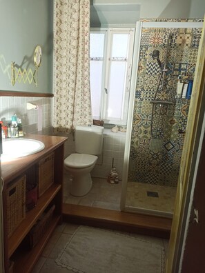 Dusche, Haartrockner, Handtücher, Toilettenpapier