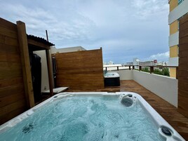 Outdoor spa tub