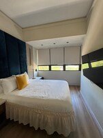 Quarto básico | Roupas de cama premium, frigobar, escrivaninha, cortinas blackout