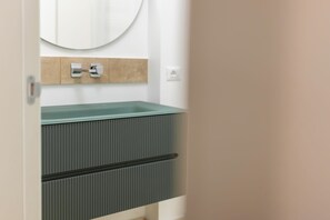 Een douche, een haardroger, een bidet, handdoeken