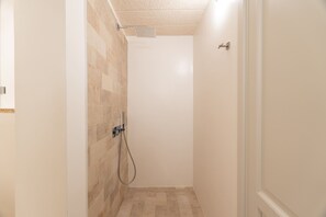 Ducha, secador de pelo, bidé y toallas