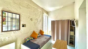 Een bureau, internet, beddengoed