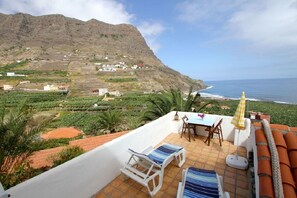 Outdoor dining - Casa Rural Buganvilla Hermigua, sea view, near sea swimming pool (Hermigua)