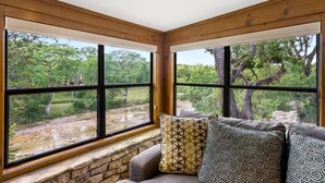 Una habitación con ventanas amplias que ofrecen vistas a un paisaje natural.