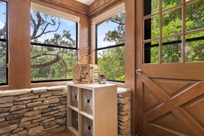 Interior - Large Blanco Riverfront home on 40 acres (Wimberley)