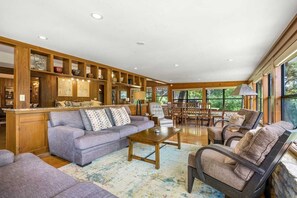 Smart TV, DVD player, books, offices