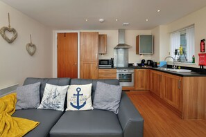 Apartamento Deluxe, vistas a la playa | Zona de estar | Una Smart TV