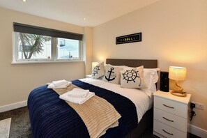 디럭스 아파트, 해변 전망 | 1 개의 침실, 고급 침구, 메모리폼 침대, 각각 다른 스타일의 인테리어