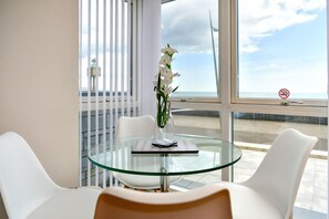 Apartamento luxo, vista para a praia | Opções para refeição