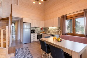 Jääkaappi, mikroaaltouuni, uuni, astianpesukone