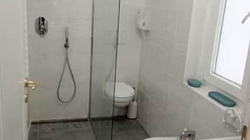 Chambre Double, vue jardin | Salle de bain | Douche, douche à « effet pluie », articles de toilette gratuits