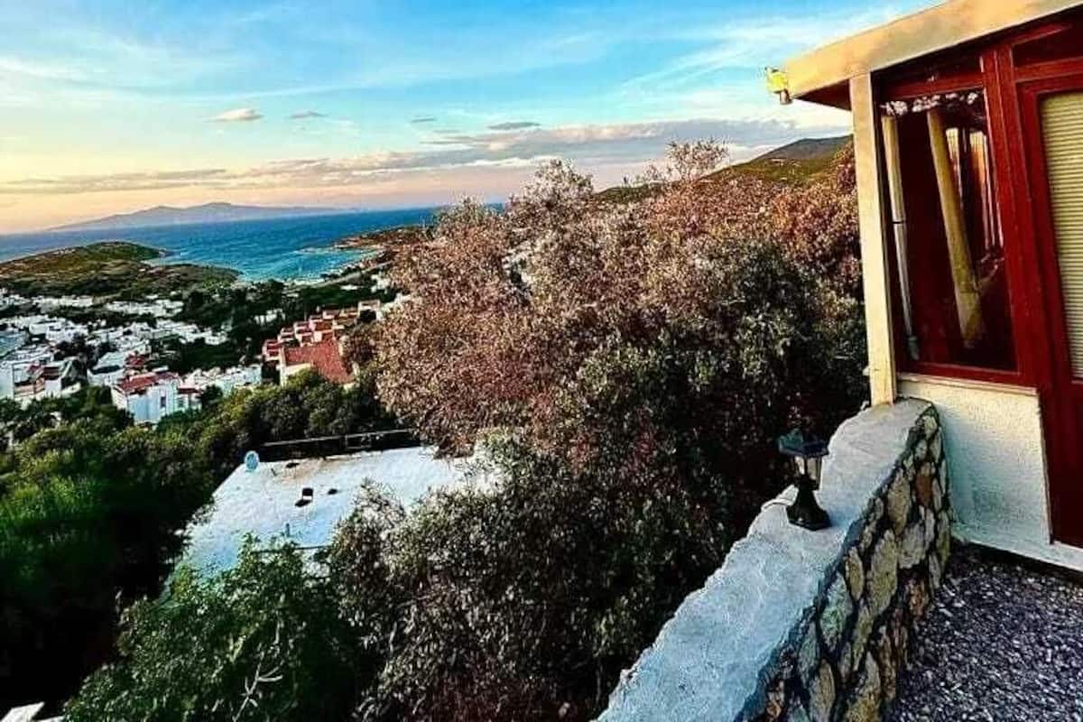 Panoraamastudio, 1 keskisuuri parisänky ja vuodesohva, merinäköala, vuorten lähellä | Terassi/patio