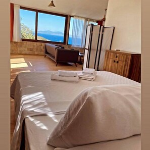 Panoraamastudiosviitti, 1 keskisuuri parisänky ja vuodesohva, merinäköala, vuorten lähellä | Yksilöllisesti sisustettu, yksilöllisesti kalustettu, työpöytä