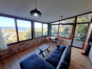 全景开间, 1 张大床和 1 张沙发床, 海景, 山腰 | 起居区