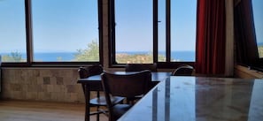 Panoraamastudiosviitti, 1 keskisuuri parisänky ja vuodesohva, merinäköala, vuorten lähellä | Oleskelualue