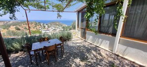 Panorama studio suite, 1 queensize bed met slaapbank, uitzicht op zee, uitzicht op gebergte | Terras